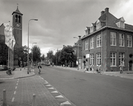 814912 Gezicht in de Kanaalstraat te Utrecht, met links de toren van de St.- Antonius van Paduakerk (Kanaalstraat 198) ...